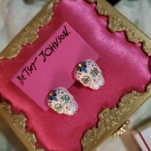 Nwt Betsey Johnson white skull stud earrings